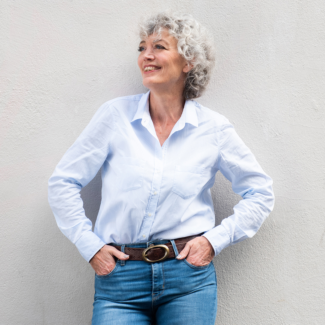 Jakie spodnie dla 50-latki wybrać do 99 zł? Podstawa stylizacji w modzie dla seniorek